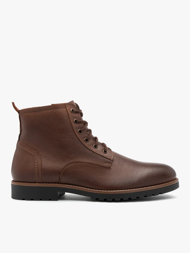 Isolierte braune Schafsfellstiefel