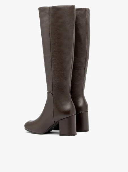 Dunkelbraune genarbte Lederstiefel