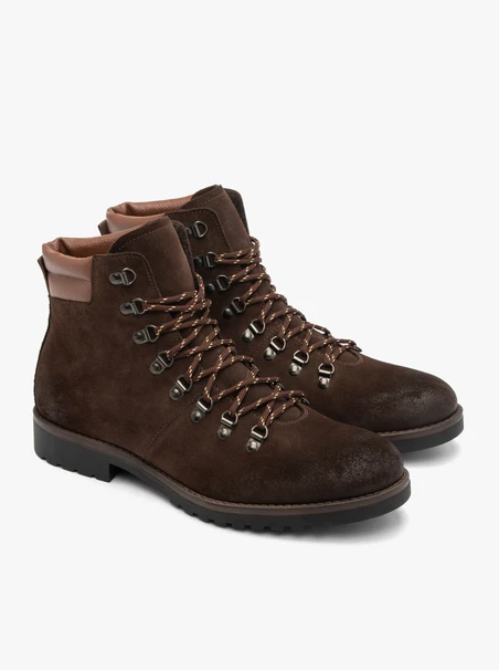 Braune Stiefel aus Leder und Velours