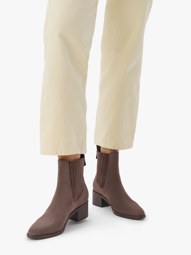 Stöckelschuhe aus grauem Veloursleder