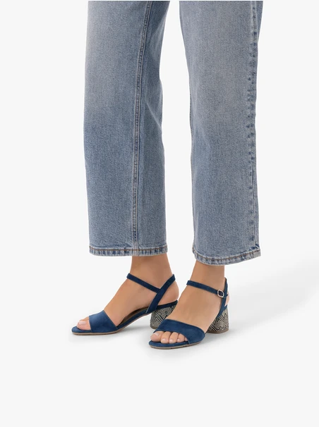 Marineblaue Sandalen mit dekorativem Blockabsatz