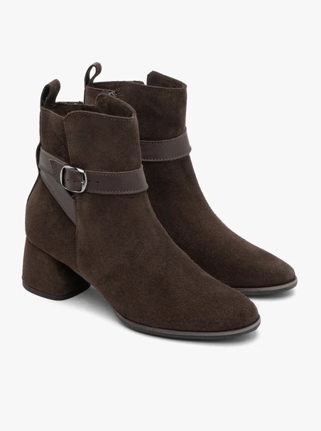 Braune Stiefel mit Gürtel und Schnalle
