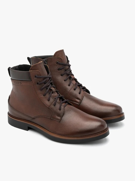 Braune isolierte Stiefel