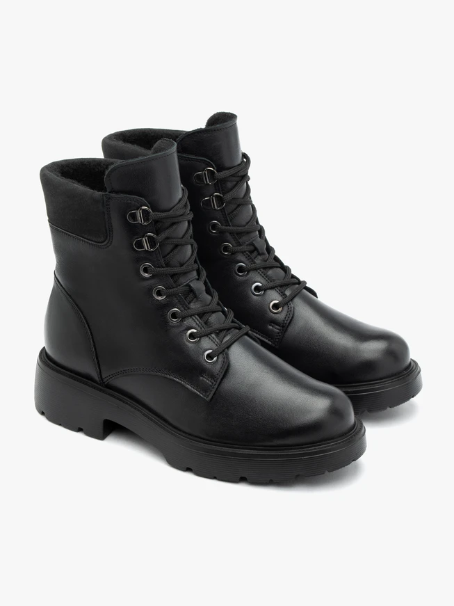 Schwarze Stiefel aus Leder und Nubuk