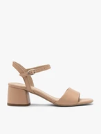 Beigefarbene Sandalen auf einem massiven Keil