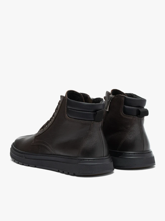Braune isolierte Lederstiefel