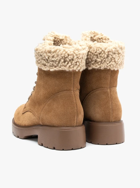 Rote Schneestiefel mit Fell