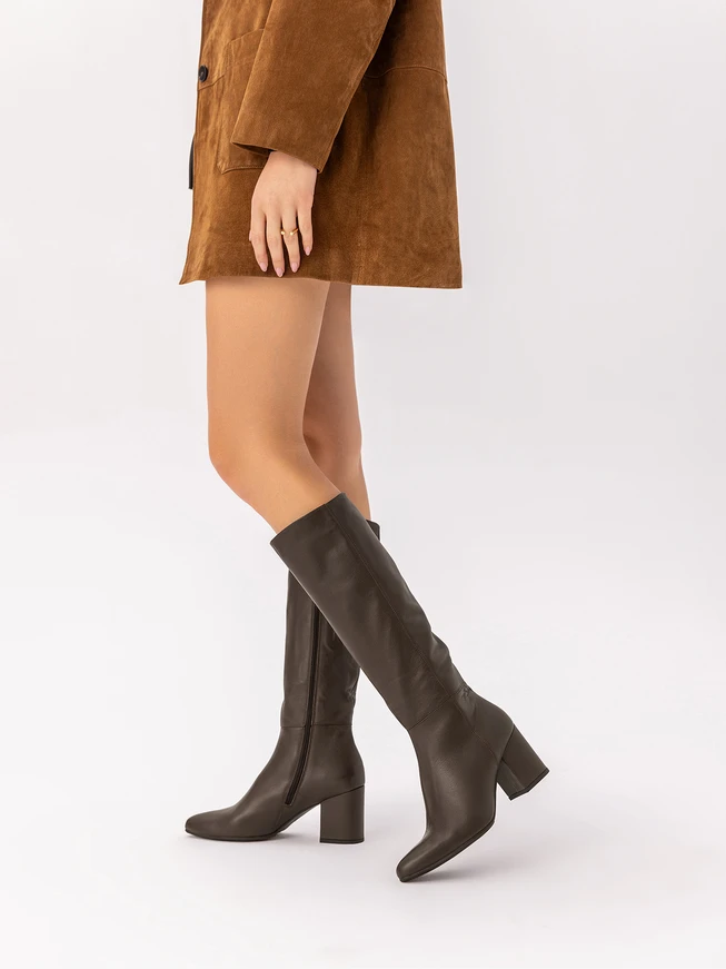 Braune Lederstiefel mit festem Absatz