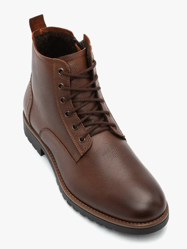 Isolierte braune Schafsfellstiefel