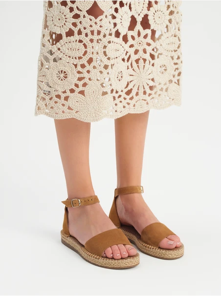 Flache Sandalen aus rotem Velours