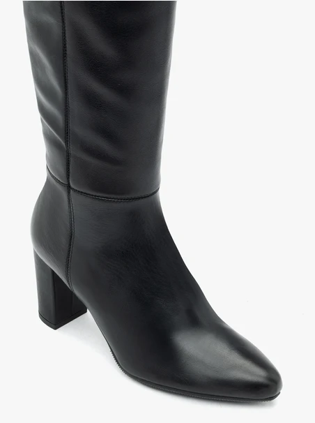 Schwarze Stiefel mit Absatz aus genarbtem Leder
