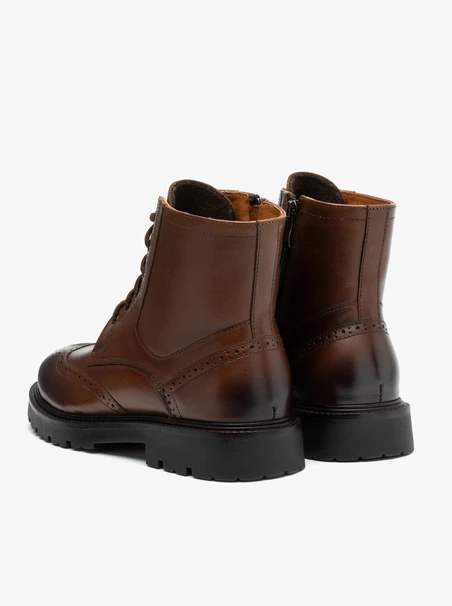 Braune Lederstiefel mit Perforationen