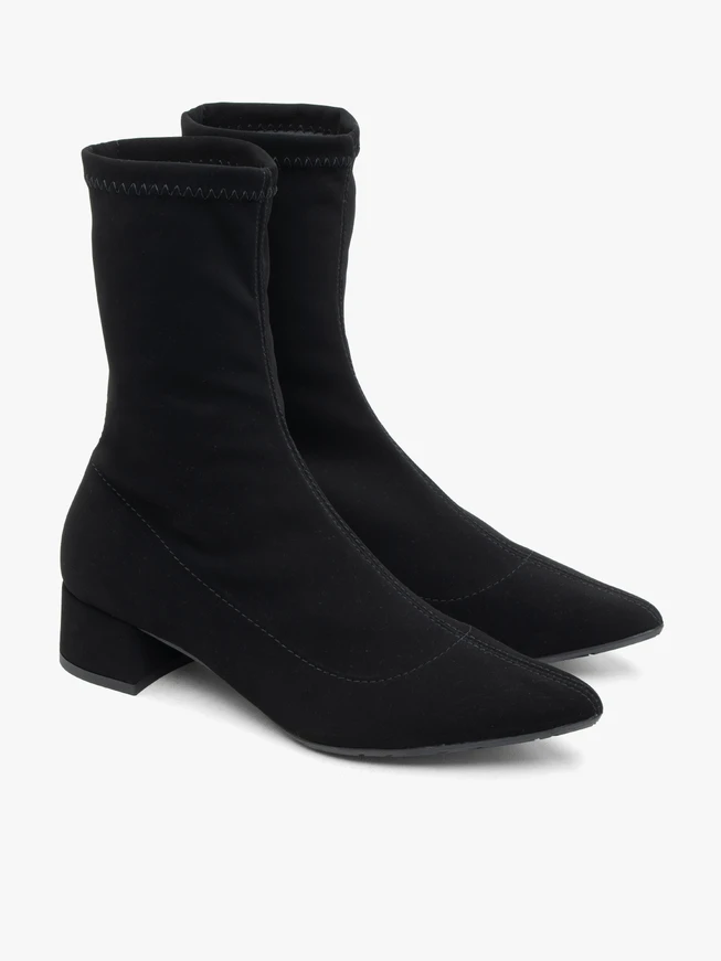 Schwarze Sockenstiefel