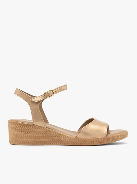 Goldfarbene niedrige Plateausandalen
