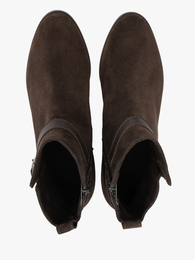 Braune Stiefel mit Gürtel und Schnalle