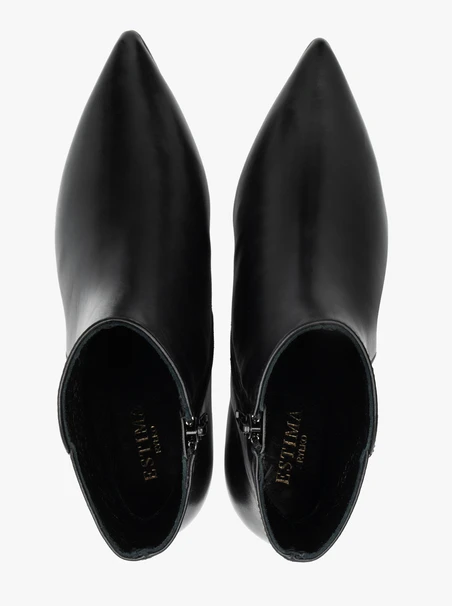 Schwarze Stiefel mit Absatz aus genarbtem Leder