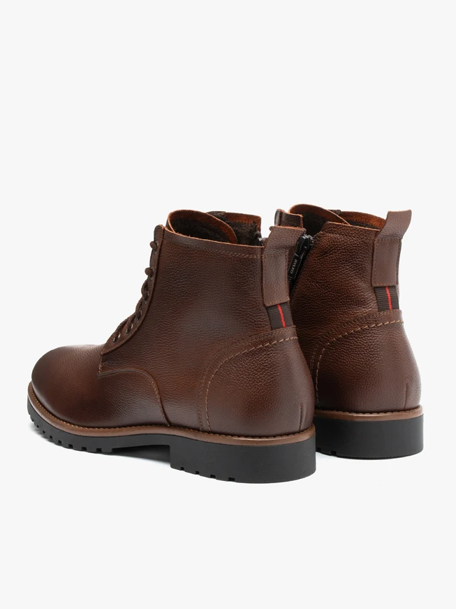 Isolierte braune Schafsfellstiefel