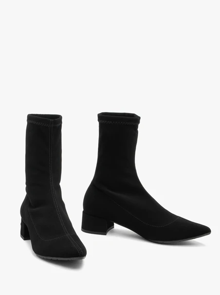 Schwarze Sockenstiefel