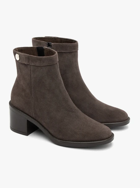 Braune Veloursstiefel mit Absatz