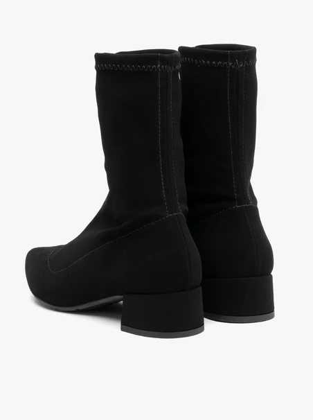 Schwarze Sockenstiefel