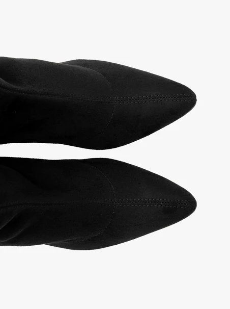 Stiefel mit flexiblem Absatz und spitzer Zehe
