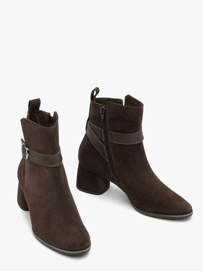 Braune Stiefel mit Gürtel und Schnalle