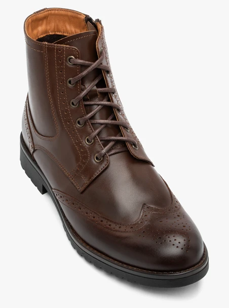 Braune Lederstiefel mit Perforationen