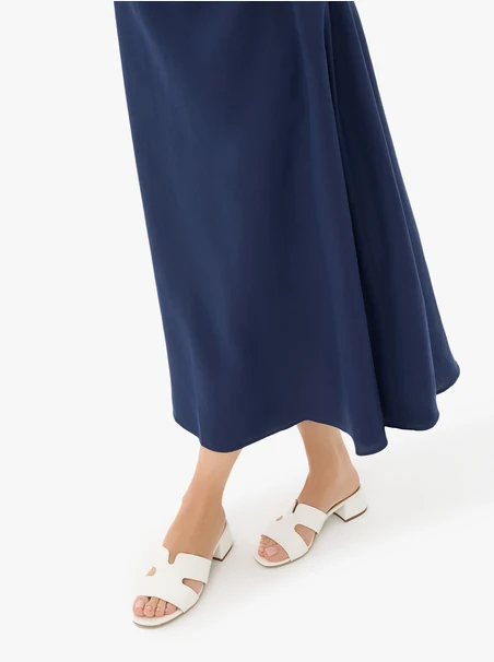 Weiße Damen-Flip-Flops mit kleinem Absatz
