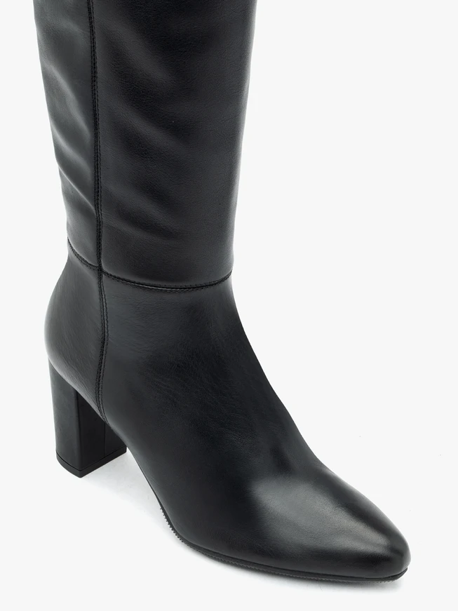 Schwarze Stiefel mit Absatz aus genarbtem Leder