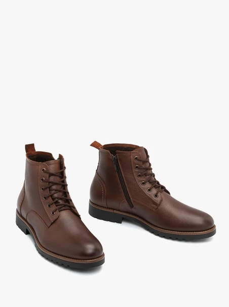 Isolierte braune Schafsfellstiefel