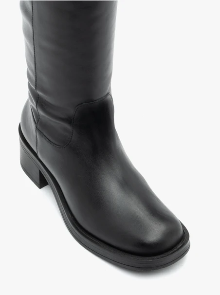 Schwarze Stiefel aus genarbtem Leder mit Schnallenverzierung