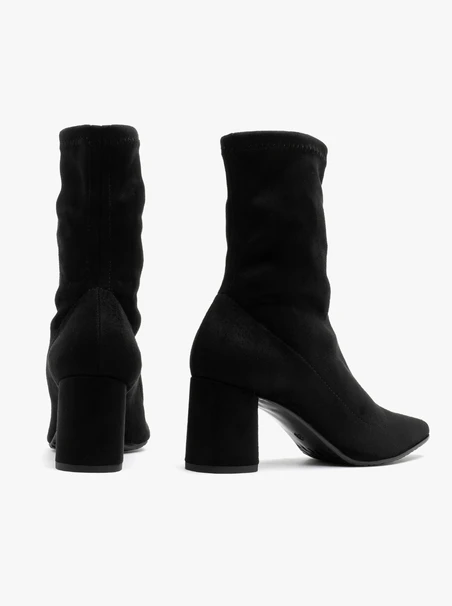 Stiefel mit flexiblem Absatz und spitzer Zehe