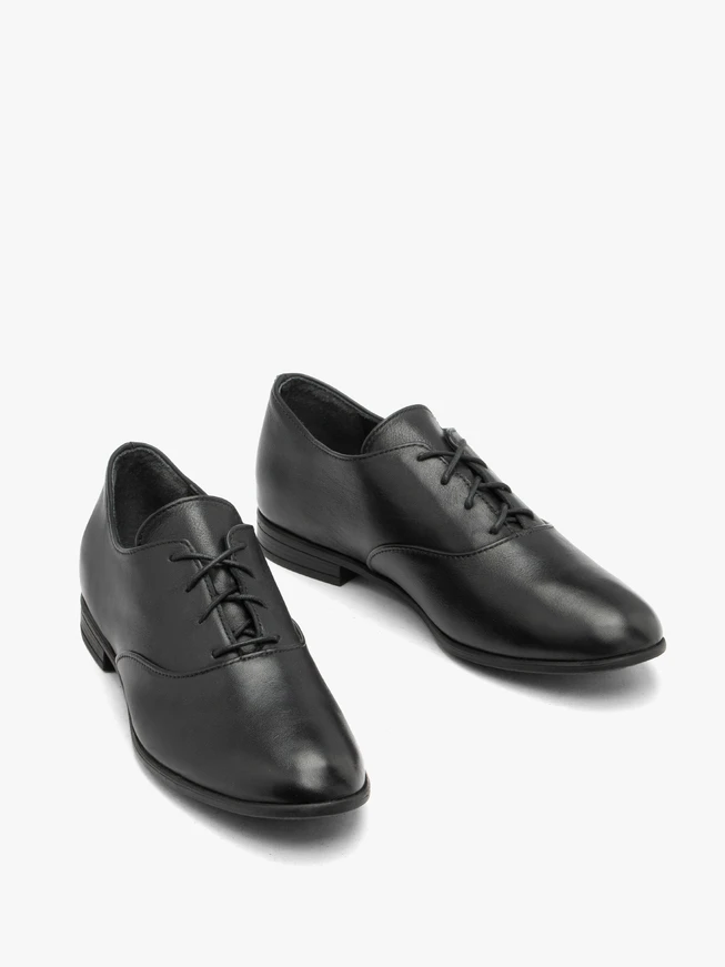 Schwarze klassische Schnürhalbschuhe