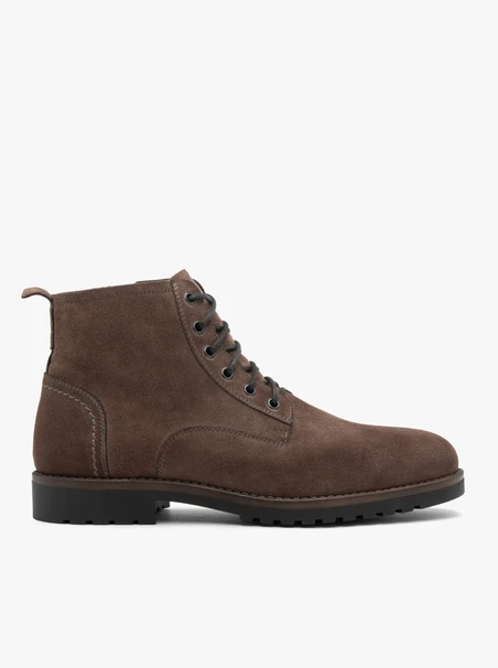Isolierte braune Schafsfellstiefel