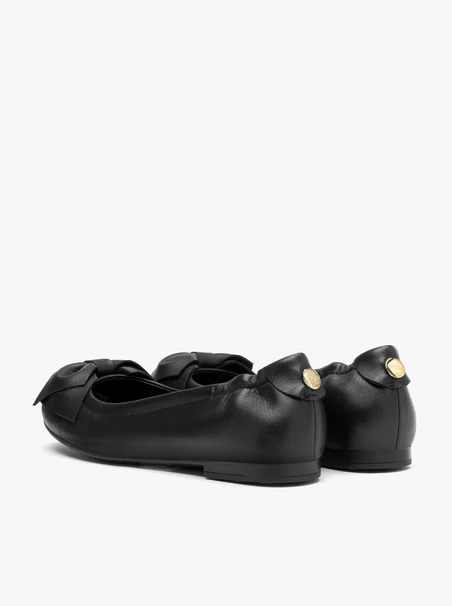Schwarze Ballerinas mit Schleife und Bügelfalte