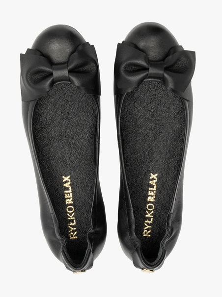 Schwarze Ballerinas mit Schleife und Bügelfalte