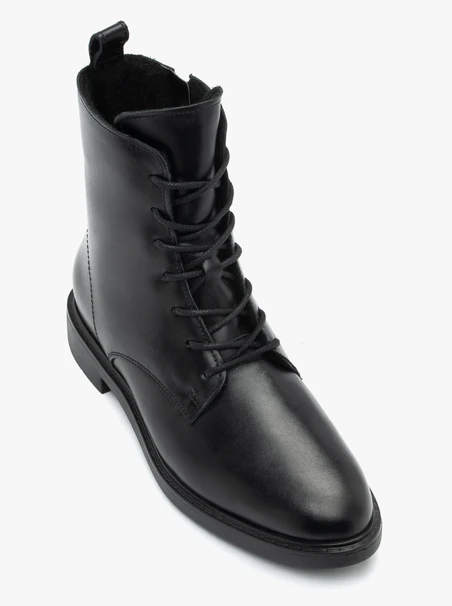 Schwarz genarbte Lederstiefel