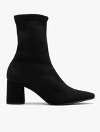 Stiefel mit flexiblem Absatz und spitzer Zehe