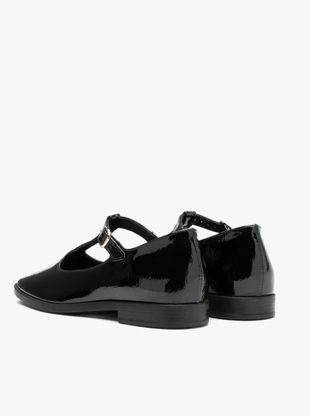 Schwarz lackierte T-Bar-Ballerinas