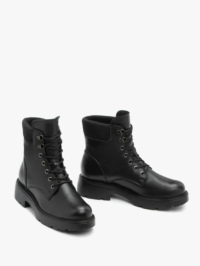 Schwarze Stiefel aus Leder und Nubuk