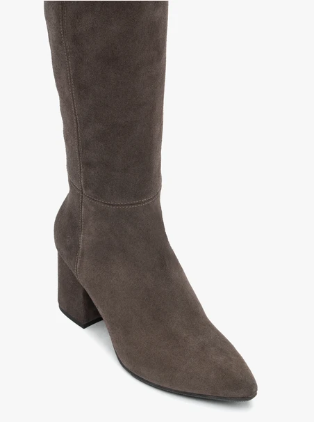 Braune Velourslederstiefel mit Stilettoabsatz
