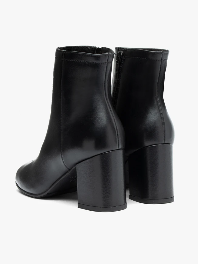 Schwarze Stöckelschuhe aus Leder
