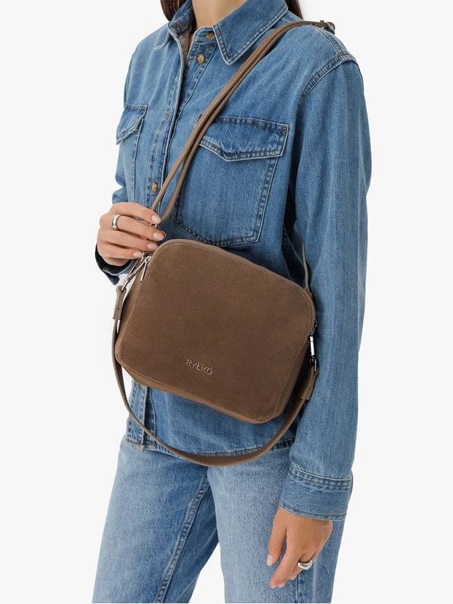 Beigefarbene kleine Tasche aus Bonded Leather