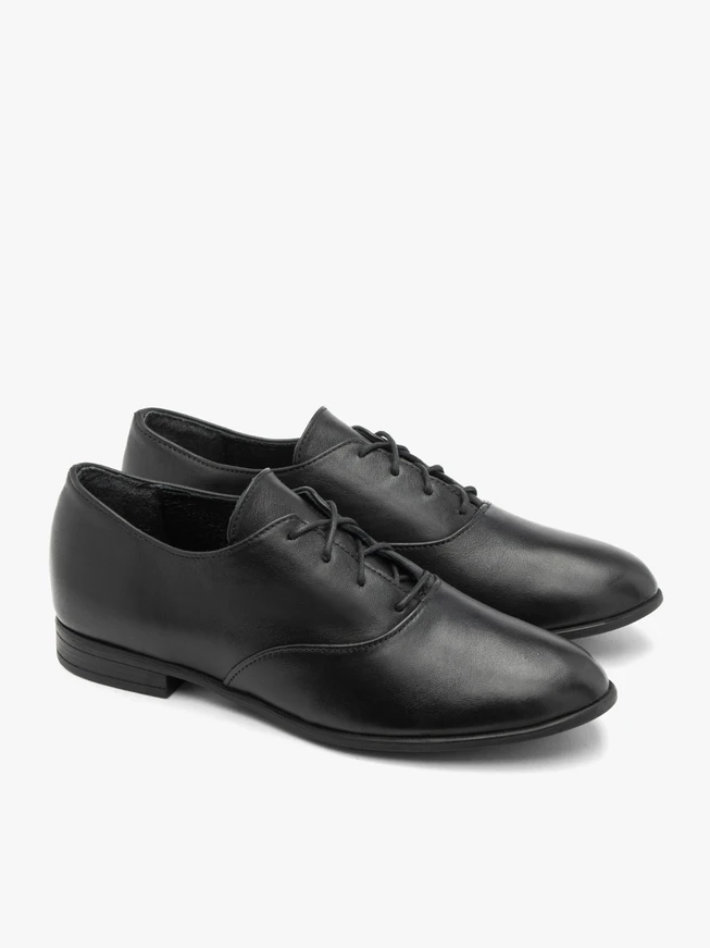 Schwarze klassische Schnürhalbschuhe