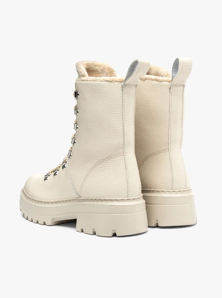 Beigefarbene Lederschneestiefel mit Schnürung