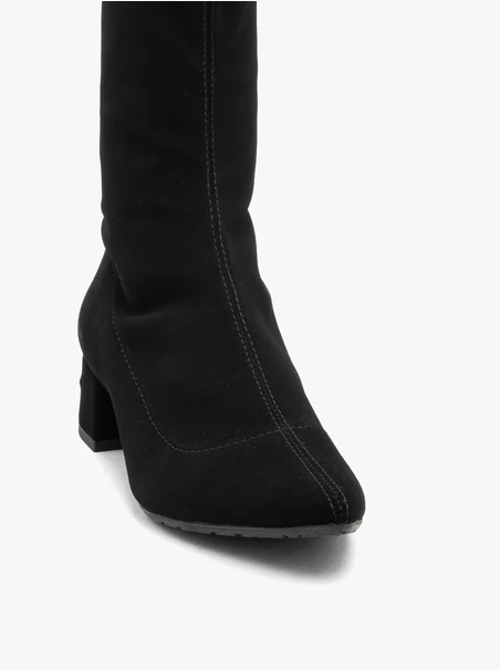Schwarze Sockenstiefel