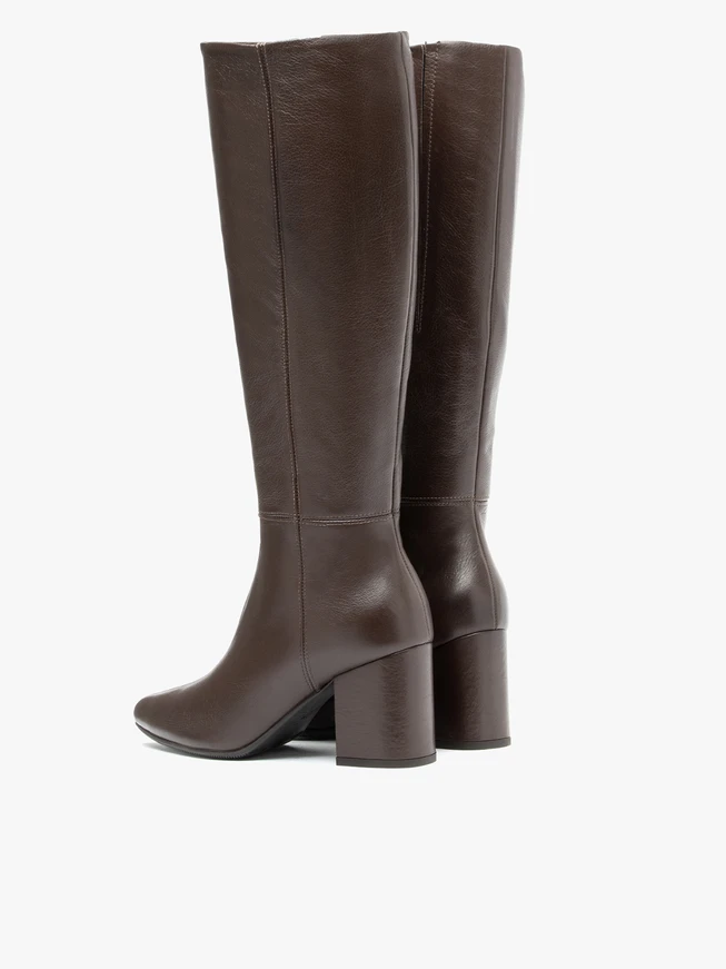 Braune Lederstiefel mit festem Absatz