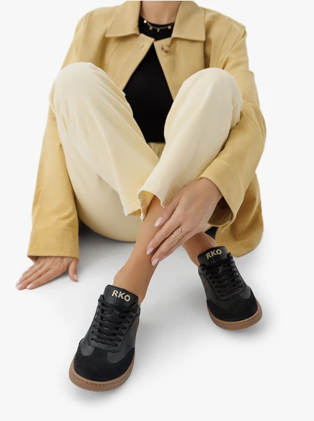 Schwarze Turnschuhe aus gebondetem Leder