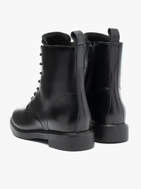 Schwarz genarbte Lederstiefel