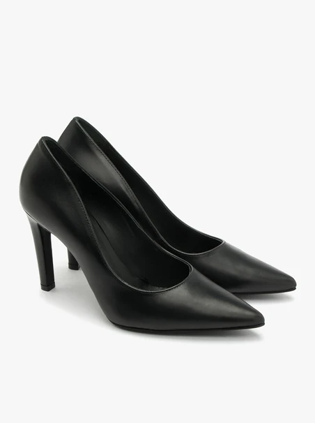 Schwarze hochhackige Pumps